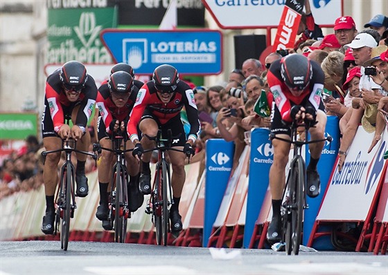 Rohan Dennis (vpravo) míí do cíle týmové asovky na panlské Vuelt.