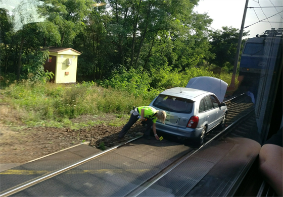 idi s autem uvízl na pejezdu u Kolína (18.8.2017)