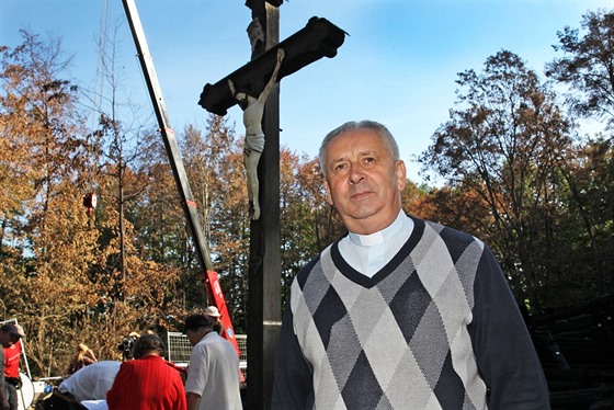 Fará Kazimierz Plachta v ruinách shoelého devného kostela Boího tla v...