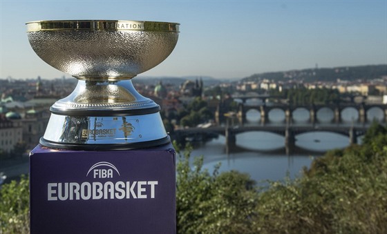 Trofej Nikolaje Semaka urená pro vítze EuroBasketu má fotku s vyhlídkou na...