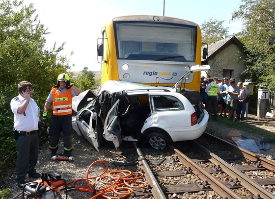 Stet osobního auta a vlaku na Znojemsku má tragické následky. Na míst zemeli...