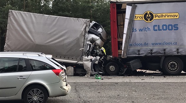 Nehoda dodávky, která narazila do návsu kamionu na 93,5. kilometru ve smru na...