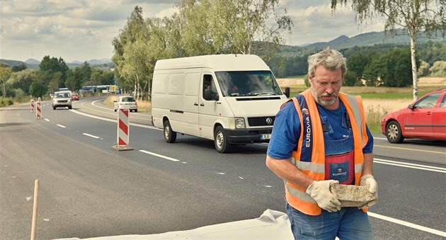 Práce na roziování nebezpeného úseku u Jítravy.