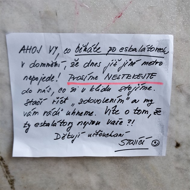 Vzkaz od stojících v metru