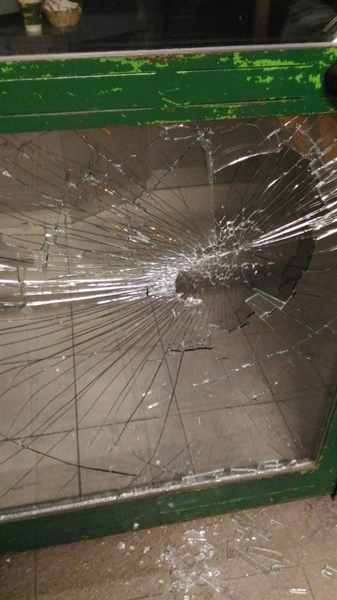 Výtrník prokopl sklo ve dveích do obchodu na autobusovém nádraí (11. 8. 2017)