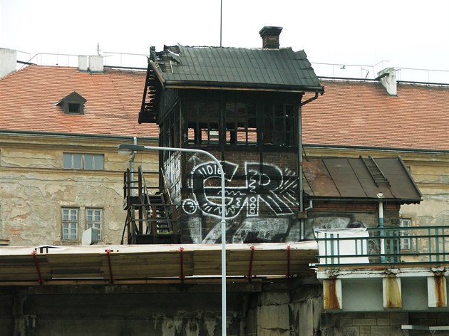 Poár a vandalové pokodili výhybnu na Negrelliho viaduktu