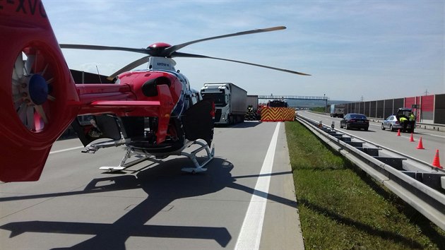 Tragická nehoda zablokovala provoz na dálnici D1. Pro ranné piletl vrtulník.