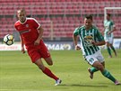 Brnnský Petr Pavlík (vlevo) v souboji o mí s Jevgenijem Kabajevem z Bohemians.