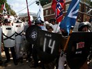 Blotí extremisté v Charlottesville (12. srpna 2017).