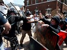 Blotí extremisté se stetli se svými odprci v Charlottesville (12. srpna...