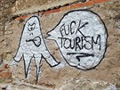 Protituristické graffiti na zdi starého bunkru v barcelonské tvrti Carmel (3....