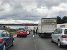 Provoz na D11 u Prahy zablokoval pevrácený náklaák (12. srpna 2017).
