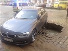 V Dejvické ulici dnes prasklo vodovodnà potrubà a do vzniklé kaverny malém spadlo zaparkované auto. V Dejvické ulici dnes prasklo vodovodnà potrubà a do vzniklé kaverny malém spadlo zaparkované auto.
