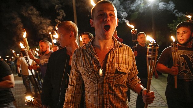 Příznivci krajní pravice v Charlottesville ve Virginii (11. srpna 2017) Příznivci krajní pravice v Charlottesville ve Virginii (11. srpna 2017)