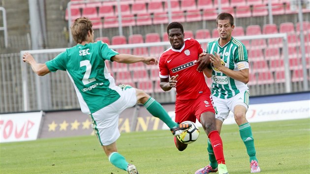 Brněnský útočník Francis Koné (uprostřed) bráněný fotbalisty Bohemians. Brněnský útočník Francis Koné (uprostřed) bráněný fotbalisty Bohemians.