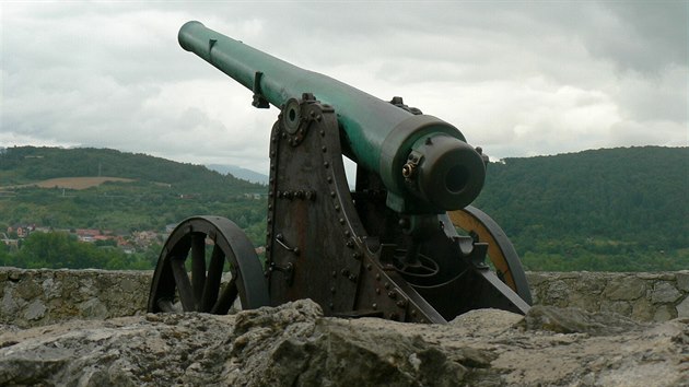 Rakousko-uherský 12cm kanon vzor 1880 stojící na dolním nádvoří Trenčianského... Rakousko-uherský 12cm kanon vzor 1880 stojící na dolním nádvoří Trenčianského...