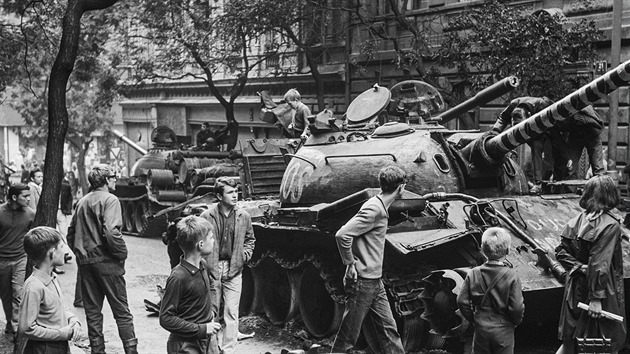 Tanky typové řady T-54/55, ten blíž k fotografovi evidentně neschopný pohybu,... Tanky typové řady T-54/55, ten blíž k fotografovi evidentně neschopný pohybu,...