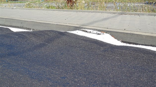 Vlna dosahuje až téměř na úroveň sousedního chodníku. Vlna dosahuje až téměř na úroveň sousedního chodníku.
