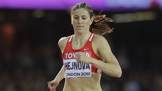 BEZ MEDAILE. Zuzana Hejnová dobíhá do cíle londýnského finále na 400 metrů... BEZ MEDAILE. Zuzana Hejnová dobíhá do cíle londýnského finále na 400 metrů...