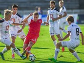 BOJ. Momentka z utkání Hradec Králové (bílá) vs. Pardubice. BOJ. Momentka z utkání Hradec Králové (bílá) vs. Pardubice.