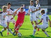 BOJ. Momentka z utkn Hradec Krlov (bl) vs. Pardubice.