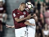 Jonathan Biabiany ze Sparty v hlavikovm souboji peskoil protivnka ze...