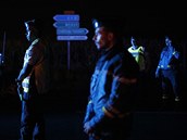 Policisté uzavřeli okolí místa, kde vjel řidič vozem do lidí na zahrádce... Policisté uzavřeli okolí místa, kde vjel řidič vozem do lidí na zahrádce...