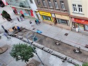 Z vlastních peněz dokončuje město opravu dlažby pěší zóny v Zeyerově ulici, v... Z vlastních peněz dokončuje město opravu dlažby pěší zóny v Zeyerově ulici, v...