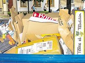 Pozornost zlodějů přitahují modré kontejnery na tříděný papír. Pozornost zlodějů přitahují modré kontejnery na tříděný papír.