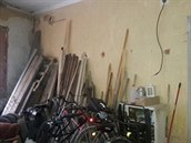 Prostor v rodinném domě zatím majitelé používají jako sklad. Prostor v rodinném domě zatím majitelé používají jako sklad.