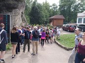 Turist m od parkovi ke vstupu do skal v Adrpachu (14.8.2017).