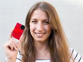 Barbora Suchanová s glukometrem, který tým vyvinul. Je velký jako platební... Barbora Suchanová s glukometrem, který tým vyvinul. Je velký jako platební...