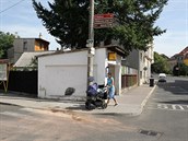 Místo nehody u autobusové zastávky v Hrobu. Díra na boku zdi je po nárazu auta. Místo nehody u autobusové zastávky v Hrobu. Díra na boku zdi je po nárazu auta.