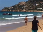Na pláži mezi turisty přistál člun plný uprchlíků Na pláži mezi turisty přistál člun plný uprchlíků