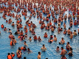 VESTY. Lidé se bhem horkého dne chladí ve vodním parku v Luzhou, který se...