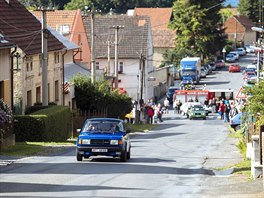 Jízda historických vozidel do vrchu Dbán startovala v obci Hedle u Rakovníka.