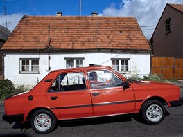Jízda historických vozidel do vrchu Dbán startovala v obci Hedle u Rakovníka.