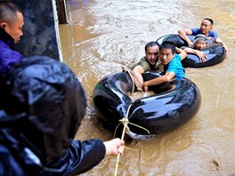 EVAKUACE. Záchranái evakuují lidi ze zatopené autonomní oblasti ung-uej Miao...