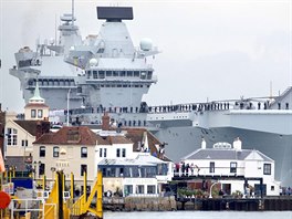 KRÁLOVNA V PORTSMOUTHU. Britská vlajková lo HMS Queen Elizabeth piplula do...