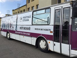 Volebn vzesk autobus, se kterm vyjedou Pirti