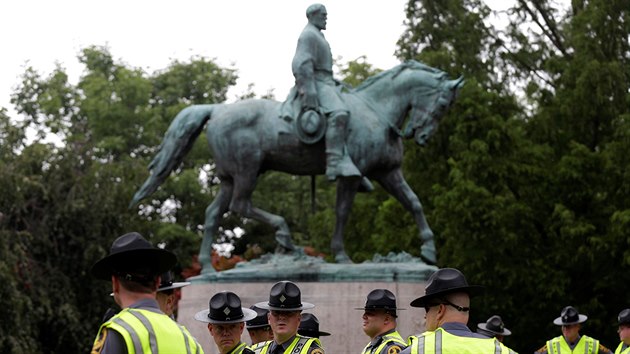 Americk krajn pravice demonstruje v Charlottesville proti odstrann pamtnku generla Roberta E. Lee (12. srpna 2017)