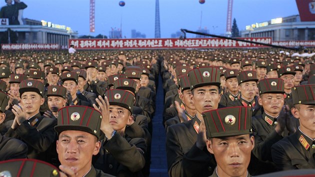 Severokorejt vojci v Pchjongjangu sleduj zprvy o testu mezikontinentln rakety (6. ervence 2017)