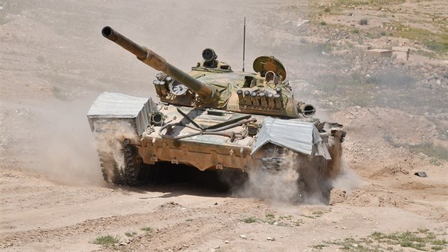 Tank syrsk armdy v provincii Dajr az-Zaur (30. dubna 2017)