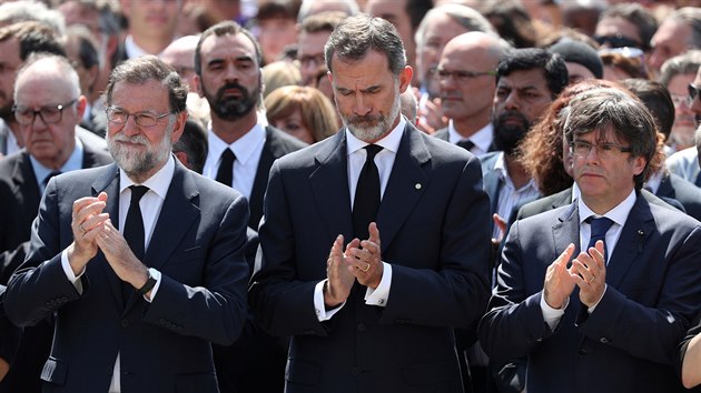 Obti toku v Barcelon uctil i panlsk krl Felipe (uprosted) a premir Mariano Rajoy (vlevo) (18. srpna 2017)