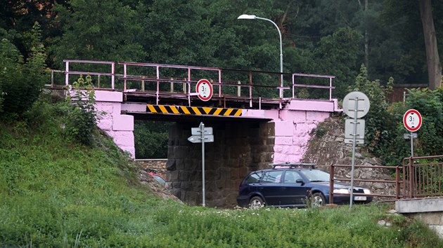 V Lukch nad Jihlavou nkdo natel most narovo.