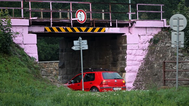 V Lukch nad Jihlavou nkdo natel most narovo.