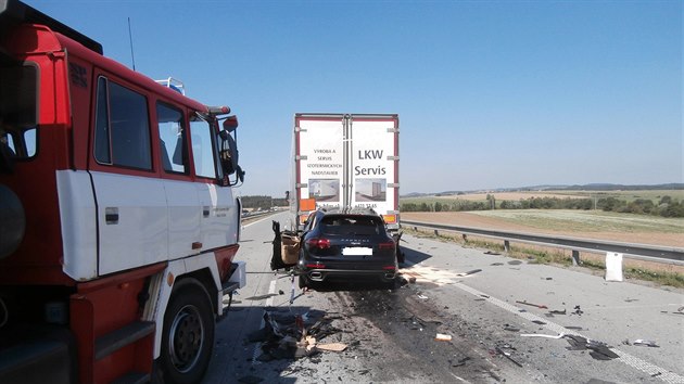 Nehoda, pi kter Porsche Cayenne narazilo do stojcho kamionu v kolon na D1. idi zemel. (15. srpna 2017)