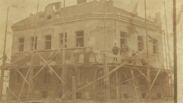 Tato uniktn fotografie pochz z roku 1916, kdy se restaurace Na Rku teprve stavla. Patila rodin Schmedlovch.