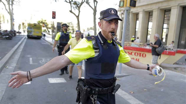 panlsk policie zasahuje v centru Barcelony, kde vjela dodvka do davu lid (17. srpna 2017)