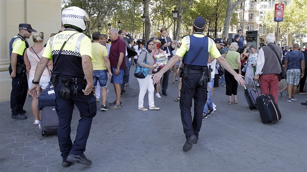 panlsk policie zasahuje v centru Barcelony, kde vjela dodvka do davu lid (17. srpna 2017)